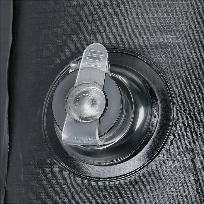 Sitzsack Aufblasbar - 70 x 90 x 70 cm, Grün, 100 % Polyester - Nahaufnahme eines schwarzen aufblasbaren Produkts mit einem transparenten Ventil. Das Ventil sorgt für einfaches Aufblasen und Luftablassen.