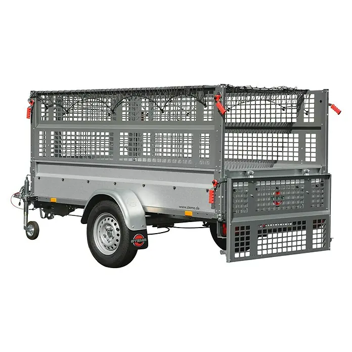 Stema Anhänger Basic STL 1300-25-13.1 mit Gitteraufsatz - Nutzlast: 960 kg, Gebremst - Abbildung eines Stema Anhängers mit Gitteraufsatz, ideal für Transportaufgaben. Der Anhänger präsentiert sich in Silber und ist mit einem stabilen Gitter versehen.