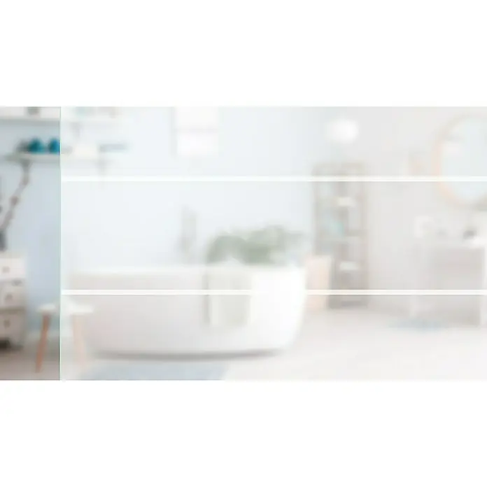 Diamond Doors Glasschiebetür 589 - 935 x 2.058 mm, Einscheibensicherheitsglas (ESG), Milchglas - Ein verschwommenes Bild eines Badezimmers mit einer weißen Badewanne, Regalen und einem runden Spiegel.