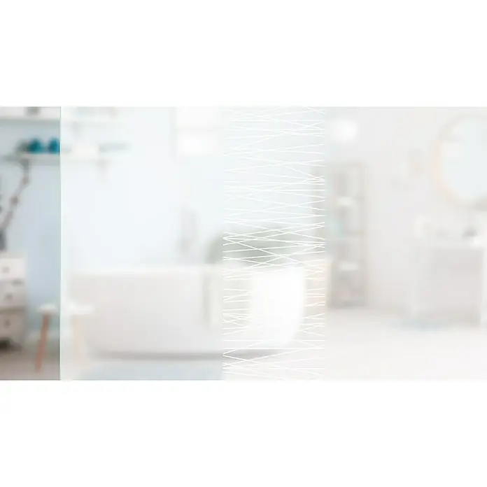 Diamond Doors Glasschiebetür 549 - 935 x 2.058 mm, Einscheibensicherheitsglas (ESG), Milchglas - Ein verschwommenes Badezimmer mit einer Badewanne und einem Schrank mit Regalen. Das Badezimmer ist in Weiß gehalten und hat ein modernes Aussehen.