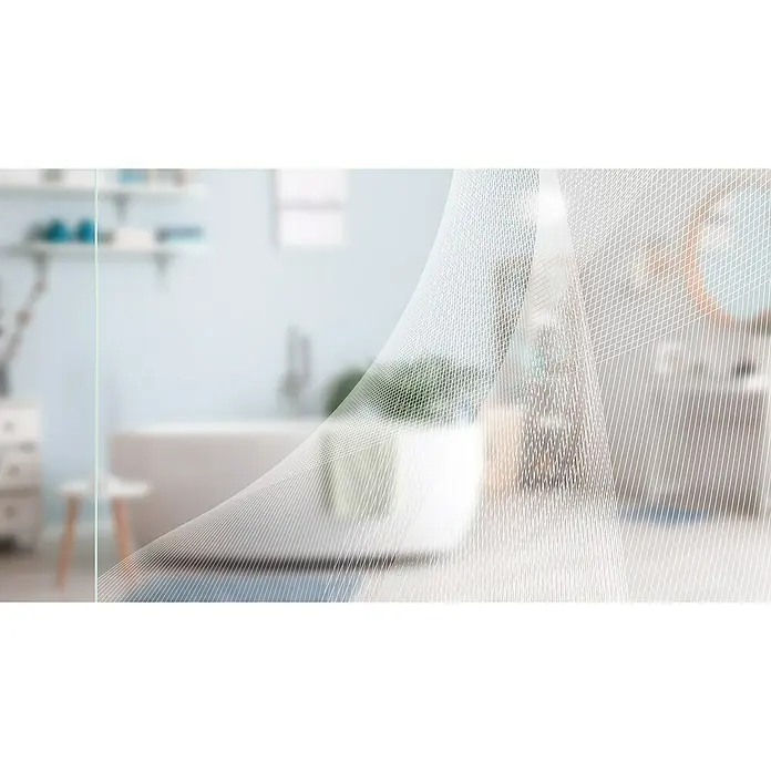 Diamond Doors Glasschiebetür 634 - 935 x 2.058 mm, Einscheibensicherheitsglas (ESG), Klarglas - Elegantes Badezimmer mit weißen Möbeln und subtiler Dekoration, verschönert durch ein stilvolles, netzartiges Vorhangmuster im Vordergrund.