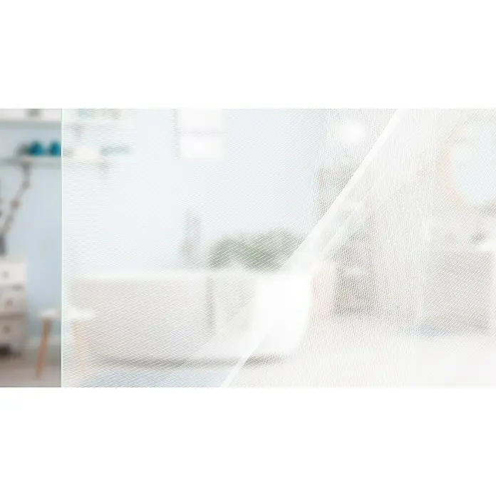 Diamond Doors Glasschiebetür 635 - 935 x 2.058 mm, Einscheibensicherheitsglas (ESG), Milchglas - Ein verschwommenes Bild eines hellen Raumes, teilweise durch eine weiße, zarte Gardine verdeckt, die einen subtilen, texturierten Effekt erzeugt.