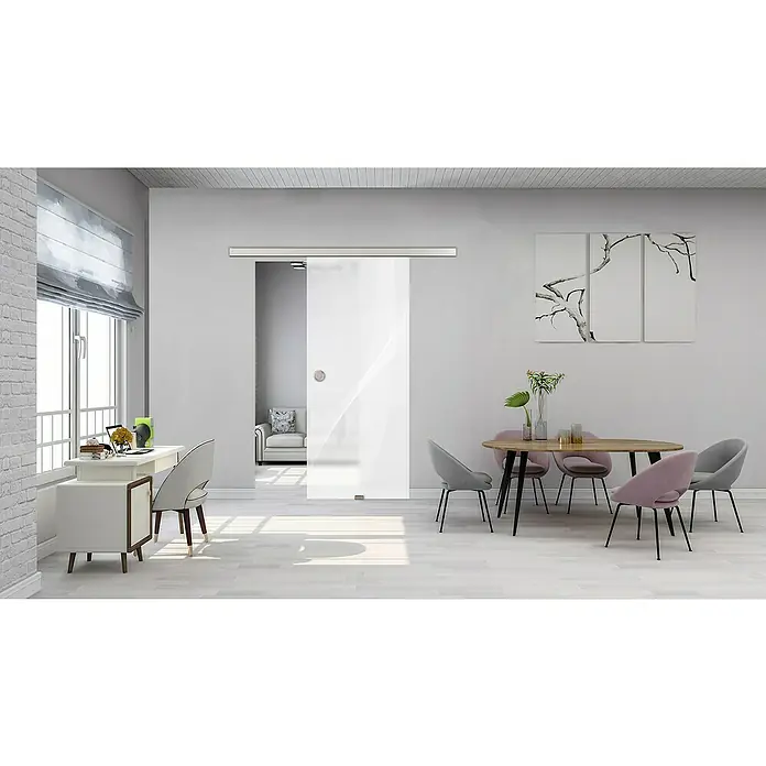 Diamond Doors Glasschiebetür 635 - 935 x 2.058 mm, Einscheibensicherheitsglas (ESG), Milchglas - Ein moderner Raum mit einer Glasschiebetür, einem Schreibtisch am Fenster und einem Esstisch mit Stühlen. Das minimalistische Design sorgt für Eleganz.