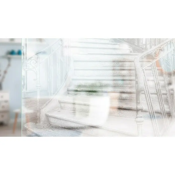 Diamond Doors Glasschiebetür 616 - 935 x 2.058 mm, Einscheibensicherheitsglas (ESG), Klarglas - Das Bild zeigt eine Treppe mit einem verzierten Geländer, die einen eleganten und zeitlosen Charme versprüht.