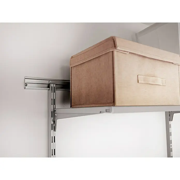 Element System Easy Hängeschiene 32 - Länge: 120 cm, Zweilochsystem - Auf dem grauen Regalsystem mit Schachtel steht die elegante Aufbewahrungsbox mit Deckel und Griff.