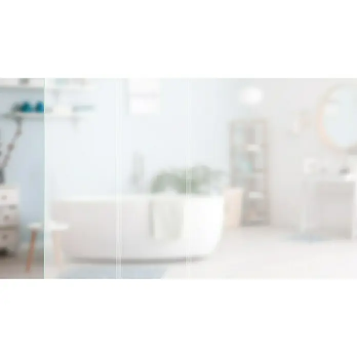 Diamond Doors Glasschiebetür 595 - 935 x 2.058 mm, Einscheibensicherheitsglas (ESG), Milchglas - Ein verschwommenes Bild eines Badezimmers mit einer Badewanne, einem Waschtisch und einem Spiegel. Der Raum ist hell und freundlich eingerichtet.