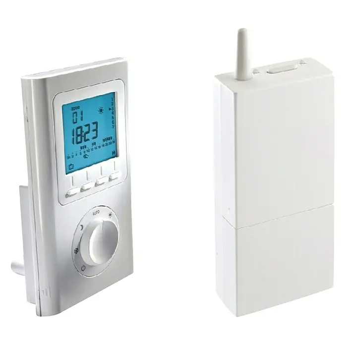 Ximax Zeitschaltuhr Typ B - Geeignet für: Standard-Heizstab mit Schukostecker - Das Bild zeigt ein Raumthermostat-Set mit einem digitalen Display und einem Empfänger. Das Thermostat ist silberfarben und der Empfänger ist weiß.