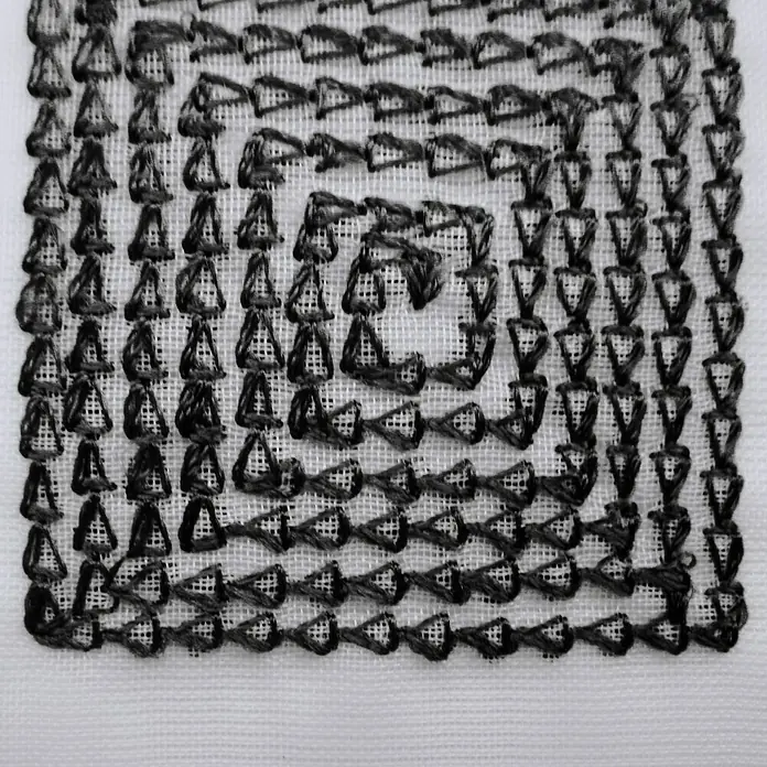 Elbersdrucke Bistrogardine Quadro - 140 x 48 cm, 100 % Polyester, Schwarz/Weiß - Nahaufnahme einer quadratischen Stickerei auf weißem Stoff mit geometrischem Muster in Schwarz.