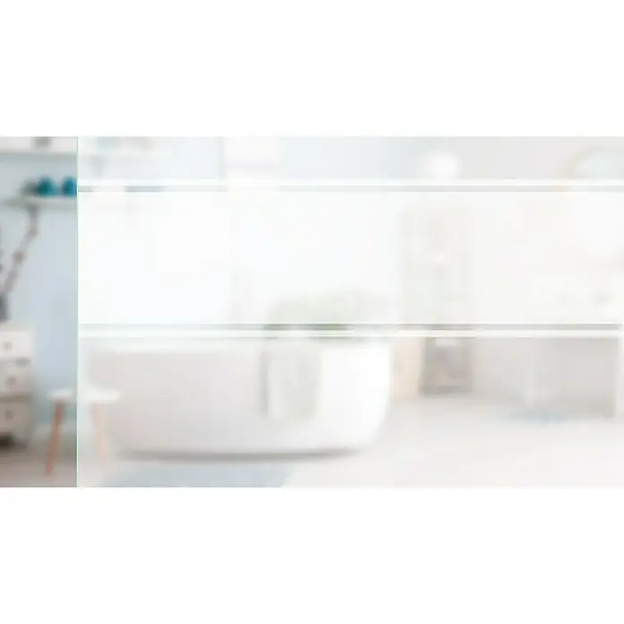 Diamond Doors Glasschiebetür 593 - 935 x 2.058 mm, Einscheibensicherheitsglas (ESG), Milchglas - Eine verschwommene Aufnahme von einem Badezimmer mit einer Badewanne, einem Regal und einem Hocker, ideal für Dekorations- oder Innenarchitekturprojekte.