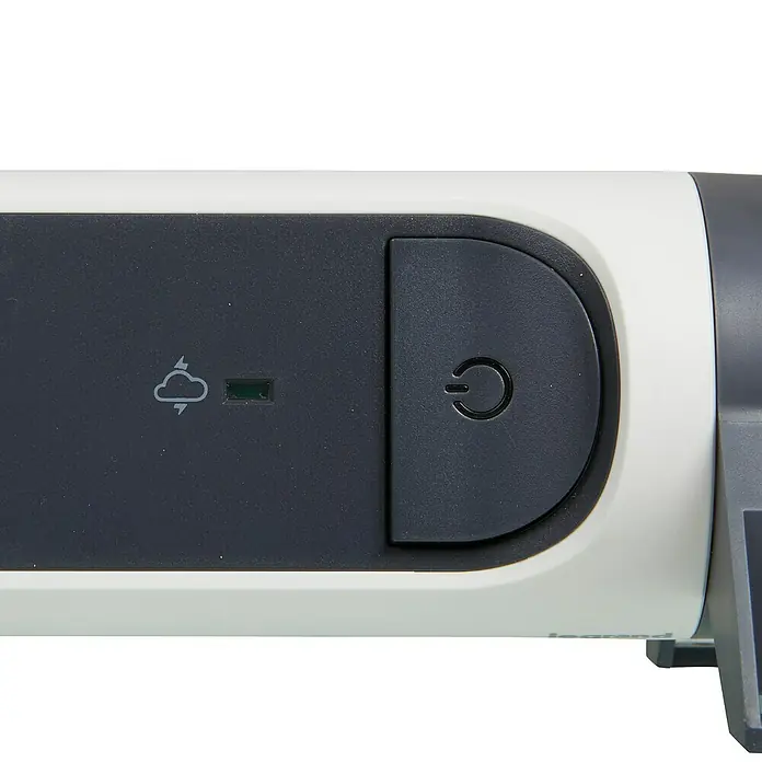 Legrand Base de enchufe múltiple Confort/Seguridad - Número de enchufes Schuko: 4 ud., Blanco / Negro, Longitud del cable: 1,5 m - Primer plano de un dispositivo electrónico blanco, con un botón de encendido y un indicador de símbolo de nube.
