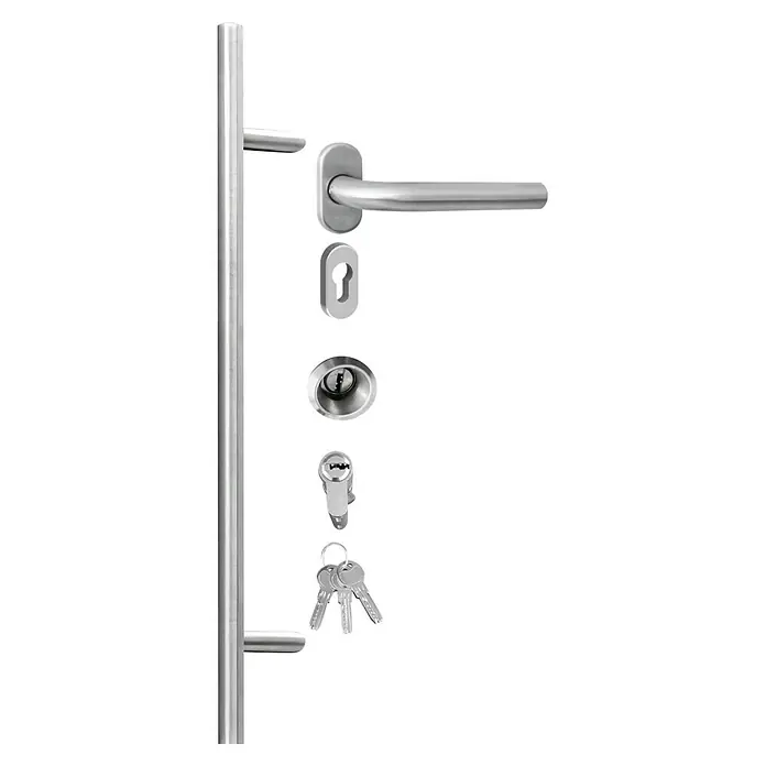 Haustür Smart KS-108 - 110 x 210 cm, DIN Anschlag: Rechts, Verkehrsweiß - Abbildung eines Türbeschlags-Sets mit einem Griff, Schloss und Schlüsseln. Ideal für moderne Türen.
