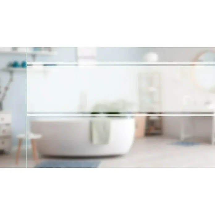 Diamond Doors Glasschiebetür 593 - 935 x 2.058 mm, Einscheibensicherheitsglas (ESG), Klarglas - Ein verschwommenes Bild eines stilvollen Badezimmers mit freistehender Badewanne, das eine entspannende und moderne Atmosphäre vermittelt.