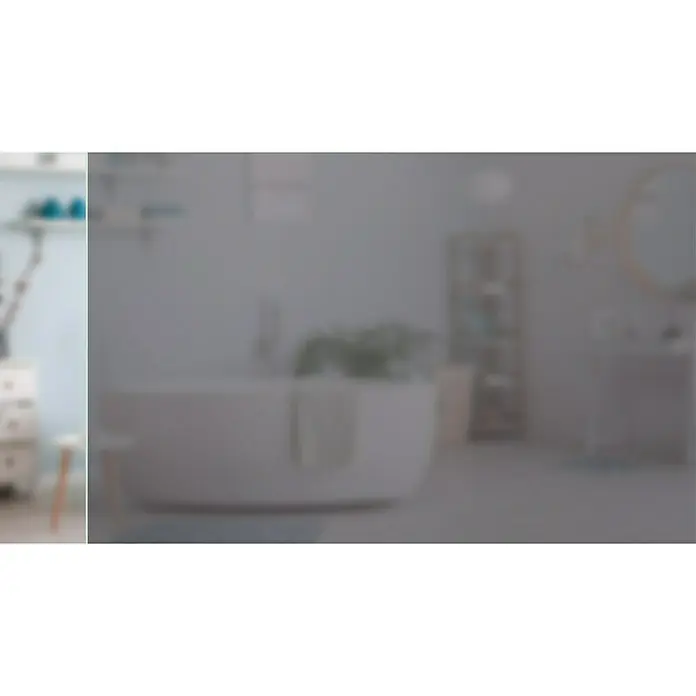 Diamond Doors Glasschiebetür Grey - 935 x 2.058 mm, Satiniertes Glas - Ein helles Badezimmer mit einer freistehenden Badewanne, einem Regal und einem runden Spiegel, die alle eine ruhige und saubere Atmosphäre schaffen.