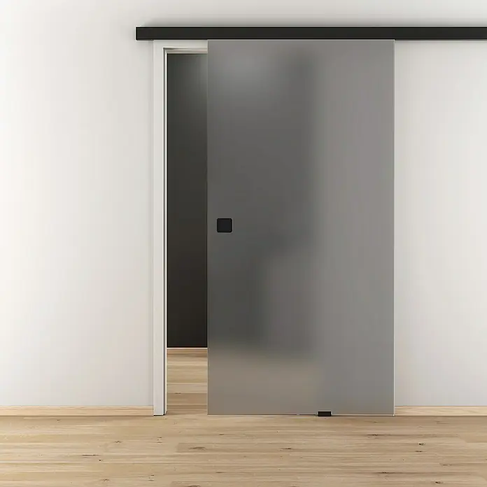 Diamond Doors Glasschiebetür Grey - 935 x 2.058 mm, Satiniertes Glas - Schiebetür aus Glas mit schwarzem Beschlag vor weißer Wand. Elegantes Design für moderne Innenräume. Schafft Privatsphäre und lässt Licht herein.
