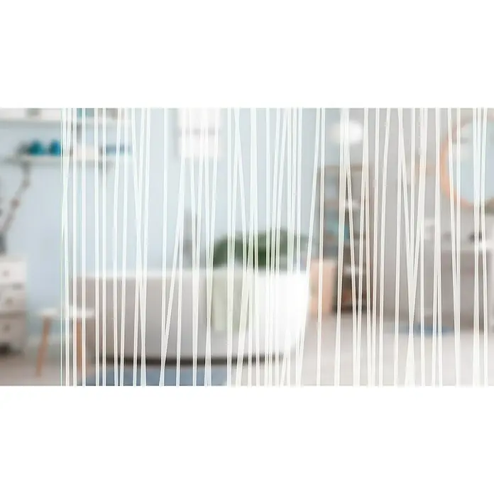 Diamond Doors Glasdrehtür 551 - 959 x 1.972 mm, DIN Anschlag: Links, Klarglas - Abstraktes Badezimmerdekor mit Fokus auf einer Milchglasduschtür mit vertikalem Linienmuster.