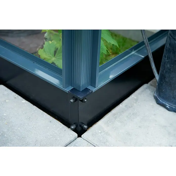 Juliana Gewächshaus-Fundamentrahmen - 583 x 439 x 12 cm, Passend für: Juliana Gewächshaus Grand Oase 25,6m² - Naheaufnahme eines Gartenhauses mit solidem Aluminiumrahmen und Fundament auf Steinplatten. Das Gewächshaus bietet viel Licht für die Pflanzen.