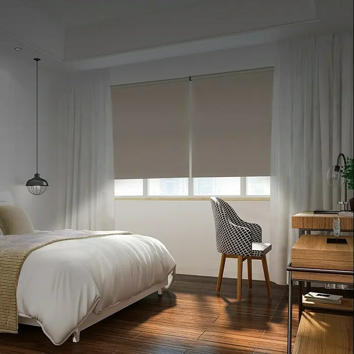 Estor enrollable opaco Night - An x Al: 180 x 250 cm, Piedra - Dormitorio con persianas enrollables grises para una iluminación suave, complementado con cortinas blancas y pisos de madera oscura para un toque moderno.