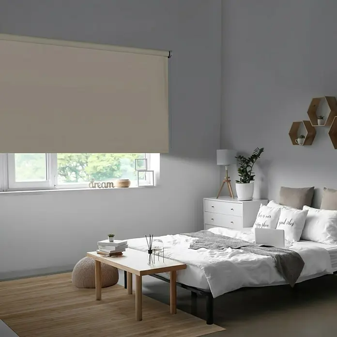 Estor enrollable opaco Night - An x Al: 180 x 250 cm, Piedra - La imagen muestra un estor enrollable color crema en un dormitorio luminoso, que proporciona privacidad y luz suave. Perfecto para un ambiente relajante.