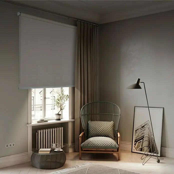 Estor enrollable opaco Textura - An x Al: 80 x 250 cm, Lino - La imagen muestra un estor enrollable gris instalado sobre una ventana en una acogedora sala de estar, proporcionando privacidad y control de la luz.