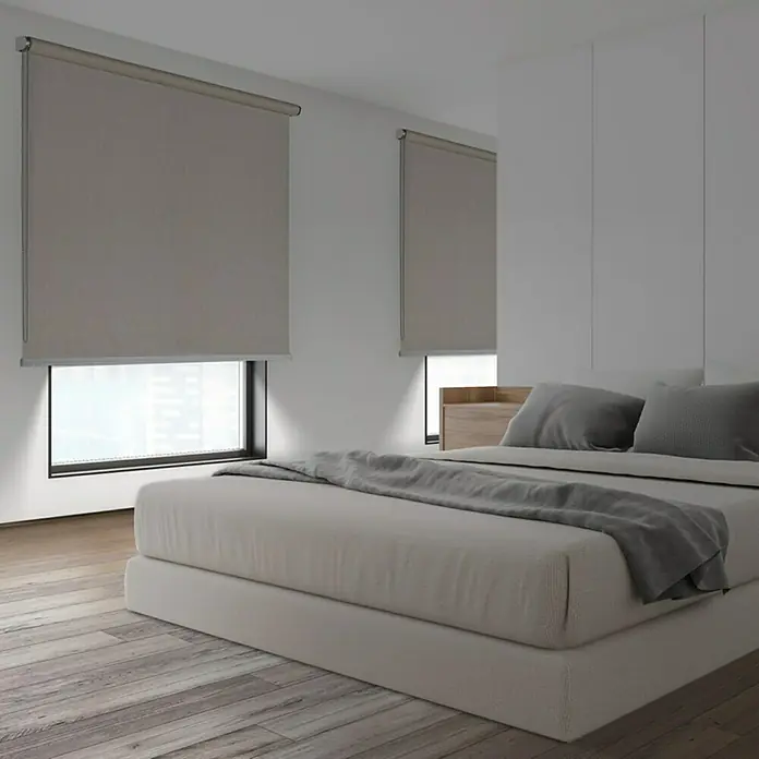 Estor enrollable opaco Textura - An x Al: 80 x 250 cm, Lino - Un elegante dormitorio con persianas enrollables opacas en las ventanas, mejorando la privacidad y la oscuridad.