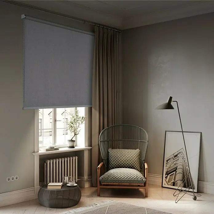 Estor enrollable opaco Textura - An x Al: 120 x 250 cm, Gris - Estor enrollable gris en la ventana, que proporciona privacidad y sombra, complementando perfectamente la acogedora decoración de la habitación.