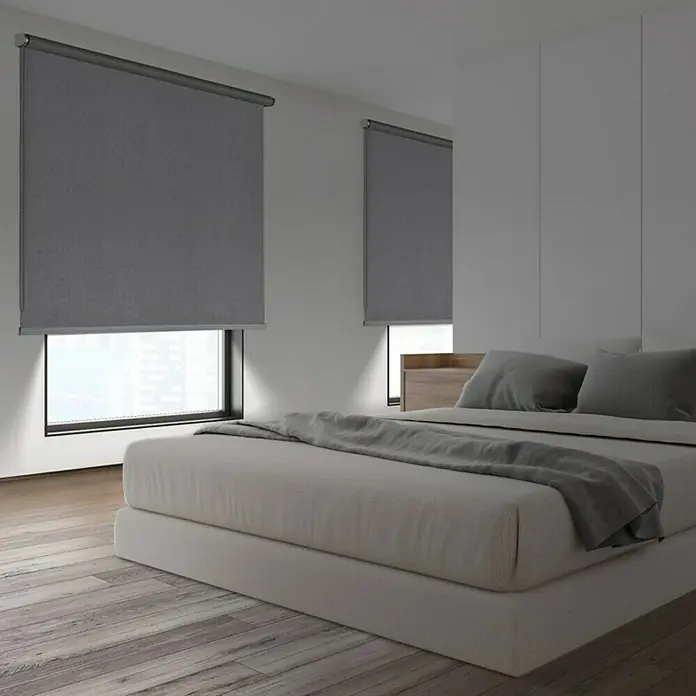 Estor enrollable opaco Textura - An x Al: 120 x 250 cm, Gris - Persianas enrollables grises oscurecen un dormitorio moderno, ofreciendo privacidad y un diseño elegante, ideales para dormir bien.