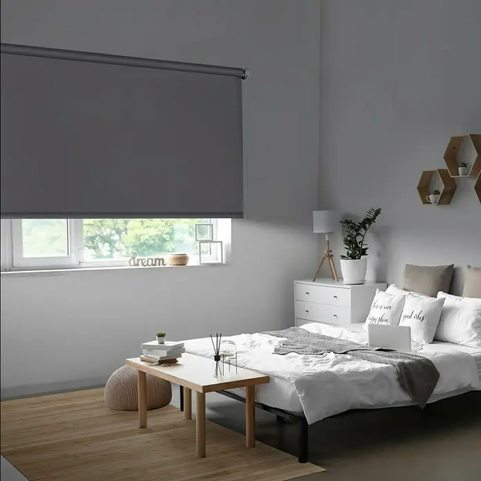 Estor enrollable opaco Night - An x Al: 180 x 250 cm, Gris - Estor enrollable gris en la ventana. La solución perfecta para un ambiente oscuro, tranquilo y privado en cualquier habitación, manteniendo la luz del sol fuera.