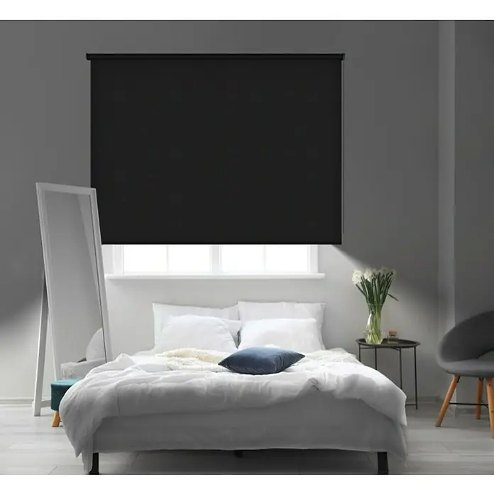 Estor enrollable opaco Night - An x Al: 180 x 250 cm, Negro - Un dormitorio con un estor enrollable negro en la ventana para oscuridad y privacidad.