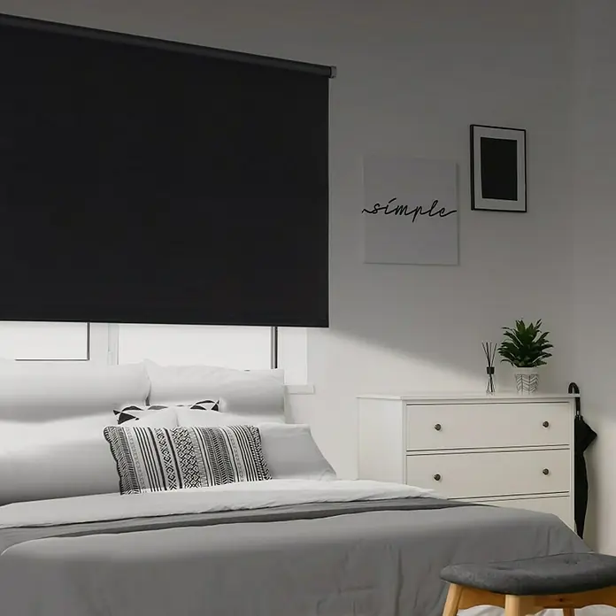 Estor enrollable opaco Night - An x Al: 180 x 250 cm, Negro - Dormitorio moderno con persianas enrollables opacas. Estas persianas negras garantizan privacidad y oscuridad, perfectas para un buen descanso.
