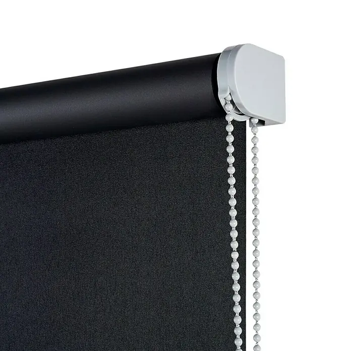 Estor enrollable opaco Night - An x Al: 180 x 250 cm, Negro - Detalle de un estor enrollable con tela negra y un mecanismo de control de cadena blanco. El estor está enrollado y listo para instalar.