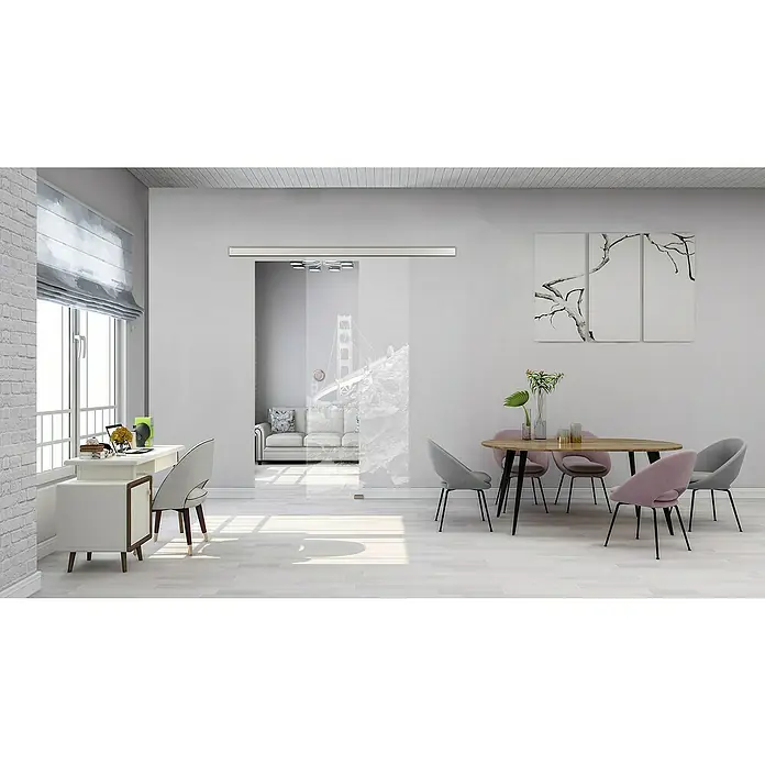 Diamond Doors Glasschiebetür 615 - 935 x 2.058 mm, Einscheibensicherheitsglas (ESG), Klarglas - Helles Interieur mit einem Schiebetürsystem aus Glas, das den Blick auf ein Wohnzimmer mit Golden-Gate-Brücke-Motiv freigibt.