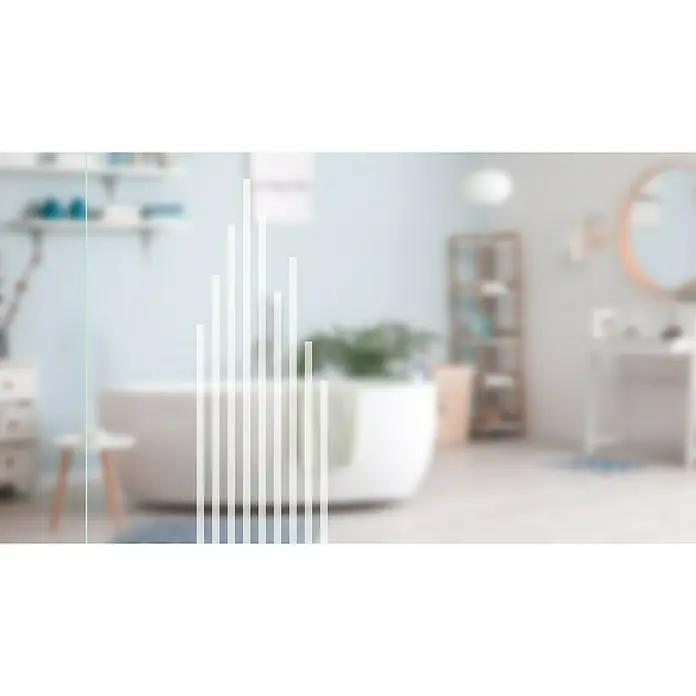 Diamond Doors Glasschiebetür 597 - 935 x 2.058 mm, Einscheibensicherheitsglas (ESG), Klarglas - Unscharfes Badezimmer mit weißer Badewanne, Waschbecken und Spiegel in einem hellen, modernen Design. Regale sorgen für zusätzlichen Stauraum.