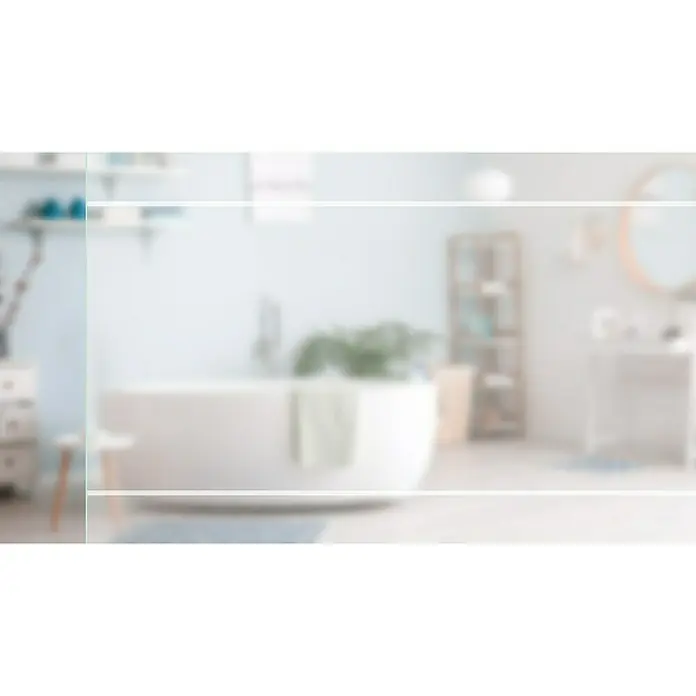 Diamond Doors Glasdrehtür 582 - 709 x 1.972 mm, DIN Anschlag: Rechts, Milchglas - Weiches Interieur eines modernen Badezimmers mit freistehender Badewanne, Regal und Waschtisch mit rundem Spiegel, das Ruhe und Entspannung ausstrahlt.