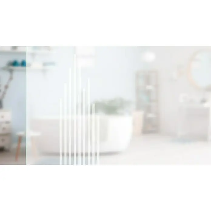 Diamond Doors Glasschiebetür 597 - 935 x 2.058 mm, Einscheibensicherheitsglas (ESG), Milchglas - Verschwommene Aufnahme eines Badezimmers in hellen Farbtönen mit Badewanne, Regal und Spiegel, die eine ruhige und entspannende Atmosphäre schaffen.