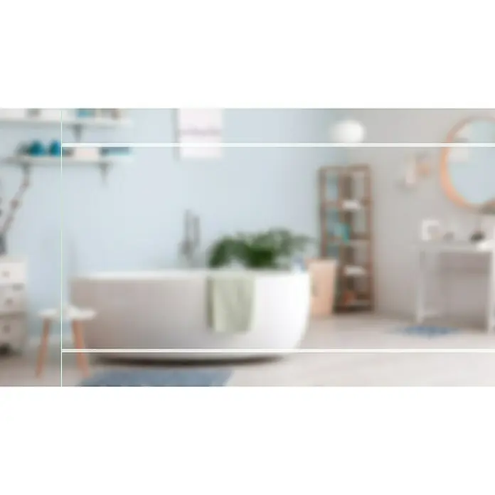Diamond Doors Glasdrehtür 582 - 709 x 1.972 mm, DIN Anschlag: Rechts, Klarglas - Badezimmer-Interieur mit freistehender Badewanne, hellen Wänden und Regalen. Moderne Gestaltung mit Pflanzen und Spiegel.