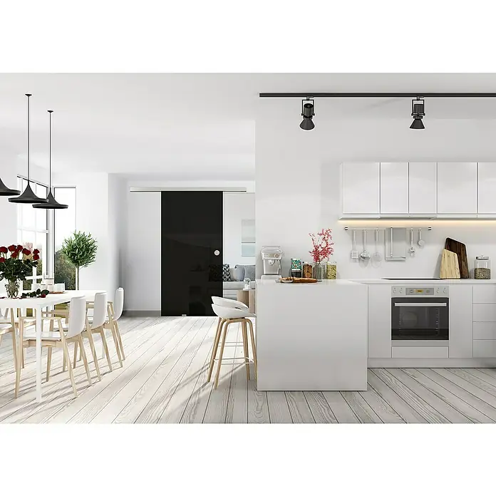 Diamond Doors Black Edition Glasschiebetür 517 - 935 x 2.058 mm, Verbundsicherheitsglas (VSG) - Helle, moderne Küche mit weißen Schränken, einer Kochinsel und einer eleganten schwarzen Schiebetür. Die Beleuchtung ist stilvoll und funktional.