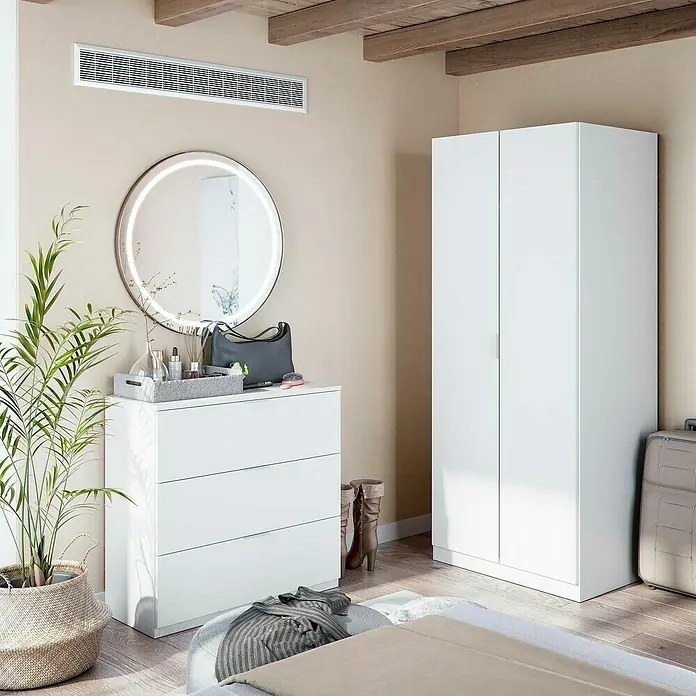 Armario multiusos de madera LCX022 - L x An x Al: 52 x 81,5 x 180 cm, Blanco - Dormitorio con cómoda blanca, espejo y armario. La cómoda ofrece almacenamiento, el espejo añade luz y el armario proporciona espacio para ropa.