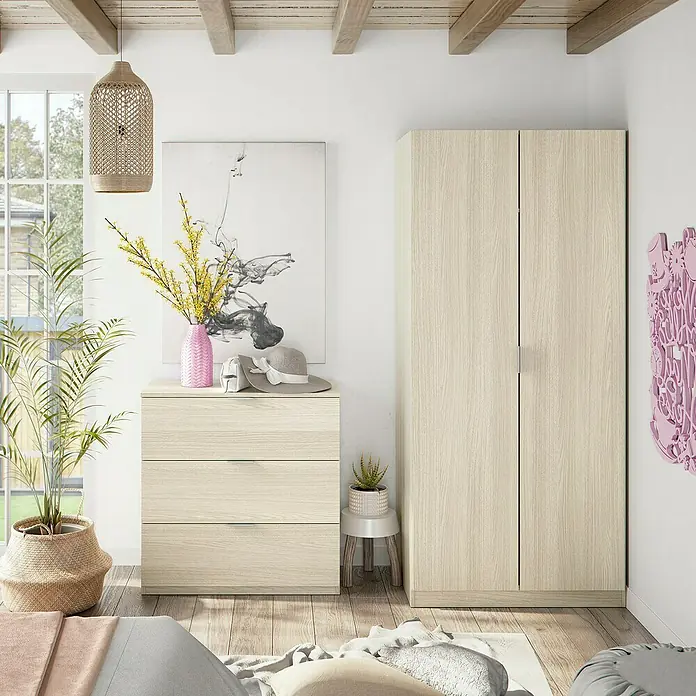 Armario multiusos de madera LCX022 - L x An x Al: 52 x 81,5 x 180 cm, Roble - Escena interior con un armario de madera clara, una cómoda y elementos decorativos, creando un ambiente de habitación acogedor y elegante.