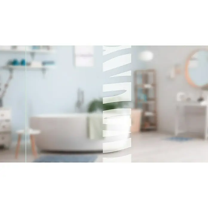 Diamond Doors Glasschiebetür 548 - 935 x 2.058 mm, Einscheibensicherheitsglas (ESG), Klarglas - Ein verschwommenes Badezimmer mit Badewanne, Regal und Spiegel, das durch eine strukturierte Glasscheibe betrachtet wird.