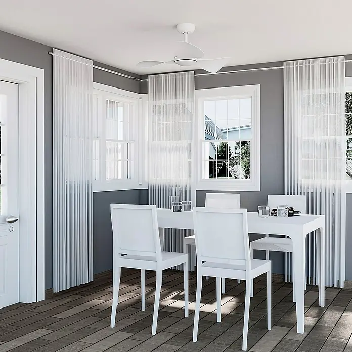 Arte confort Ventilador de techo Lola - Blanco, 83,3 cm, 35 W, Blanco neutro - Luminoso comedor con mesa de comedor blanca y sillas debajo de un ventilador de techo. Las ventanas están adornadas con cortinas blancas.