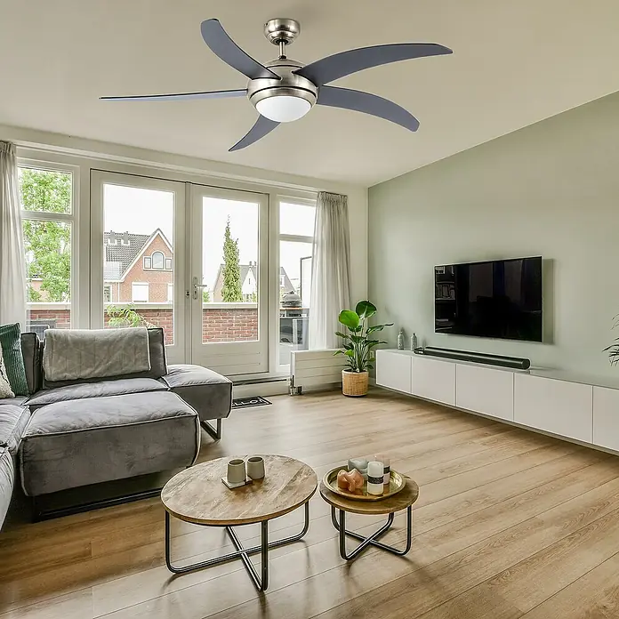 Arte confort Ventilador de techo Rocio - Plateado, 132 cm, 38 W, Blanco neutro - Salón con un elegante ventilador de techo de cinco aspas grises y una lámpara central, realzando la estética de la habitación.