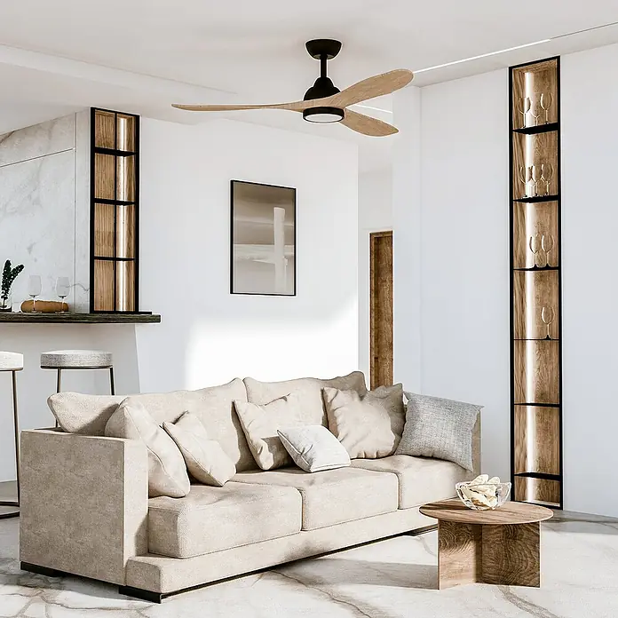 Arte confort Ventilador de techo Nata - Negro/Marrón, 132 cm, 35 W, Blanco neutro - Salón moderno con sofá beige, mesa de madera y ventilador de techo que crea un ambiente acogedor.