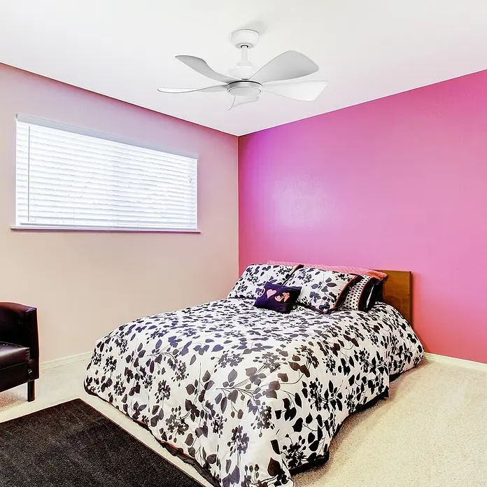 Arte confort Ventilador de techo Zoe - Blanco mate, 91,4 cm, 35 W, Blanco neutro - Dormitorio con ventilador de techo. El ventilador de techo blanco es un punto focal en la habitación con paredes rosas y ropa de cama floral.