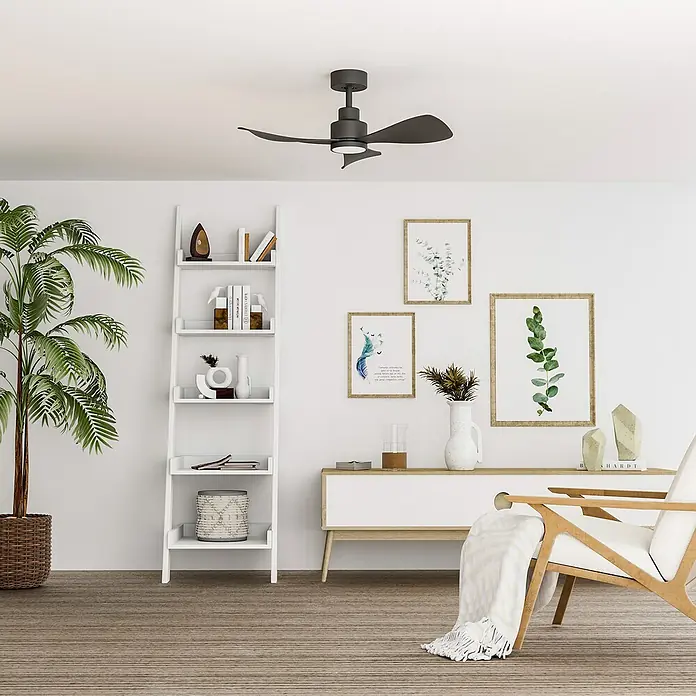 Arte confort Ventilador de techo Celia - Negro, 91,4 cm, 16 W, Blanco neutro - Un salón moderno con un elegante ventilador de techo que combina confort y diseño, complementado con una decoración luminosa y acogedora.
