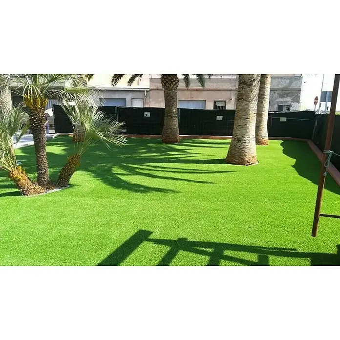 Césped artificial Habana - 5 x 2 m, Altura del pelo: 33 mm, 27.300 puntadas/m² - Área de césped artificial verde con palmeras, creando un espacio exterior cuidado y de bajo mantenimiento.