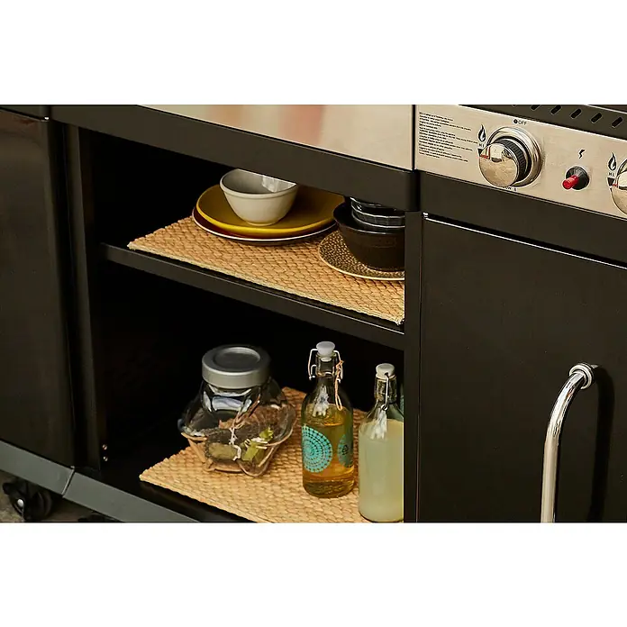 Mueble auxiliar modular para barbacoa Fidgi - Negro/Plateado - Primer plano de una parrilla negra con estantes que muestran platos y bebidas.