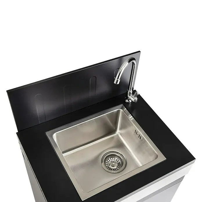 Mueble auxiliar lavadero modular para barbacoa Fidgi - Negro/Plateado - La imagen muestra un fregadero moderno de acero inoxidable con un elegante grifo sobre una encimera negra.
