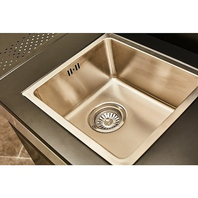 Mueble auxiliar lavadero modular para barbacoa Fidgi - Negro/Plateado - Primer plano de un fregadero de acero inoxidable con un diseño moderno y un desagüe práctico. Perfecto para cualquier cocina, fácil de limpiar y duradero.