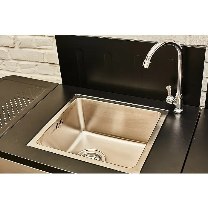 Mueble auxiliar lavadero modular para barbacoa Fidgi - Negro/Plateado - Primer plano de un moderno fregadero de acero inoxidable con grifo y encimera negra, ideal para cocinas exteriores.