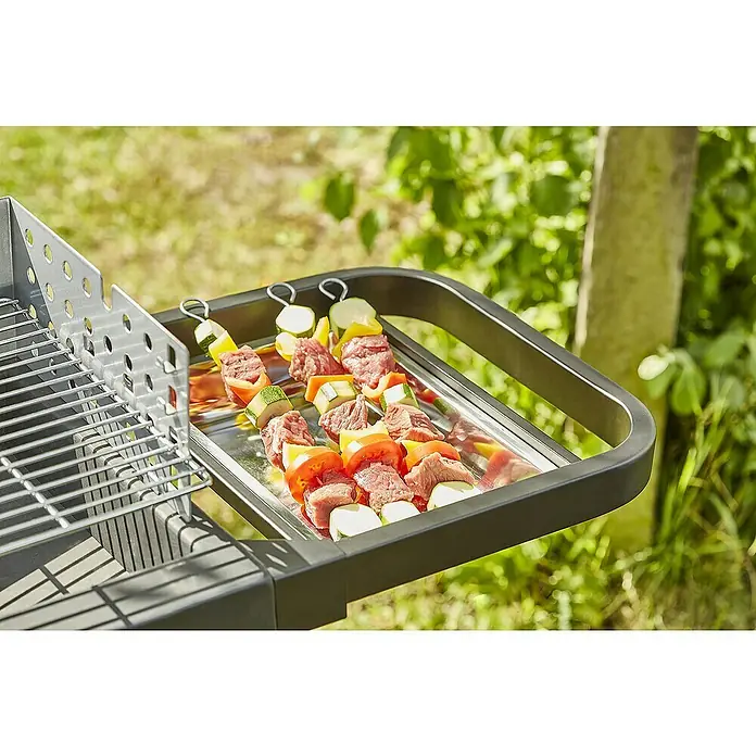 Barbacoa de carbón Easy 60 - Superficie de la parrilla (An x Pr): 57 x 30 cm, Negro - Una parrilla con brochetas cargadas de carne y verduras está lista para la parrillada al aire libre.